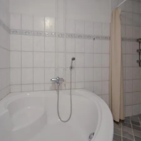 Three-bedroom In 아파트